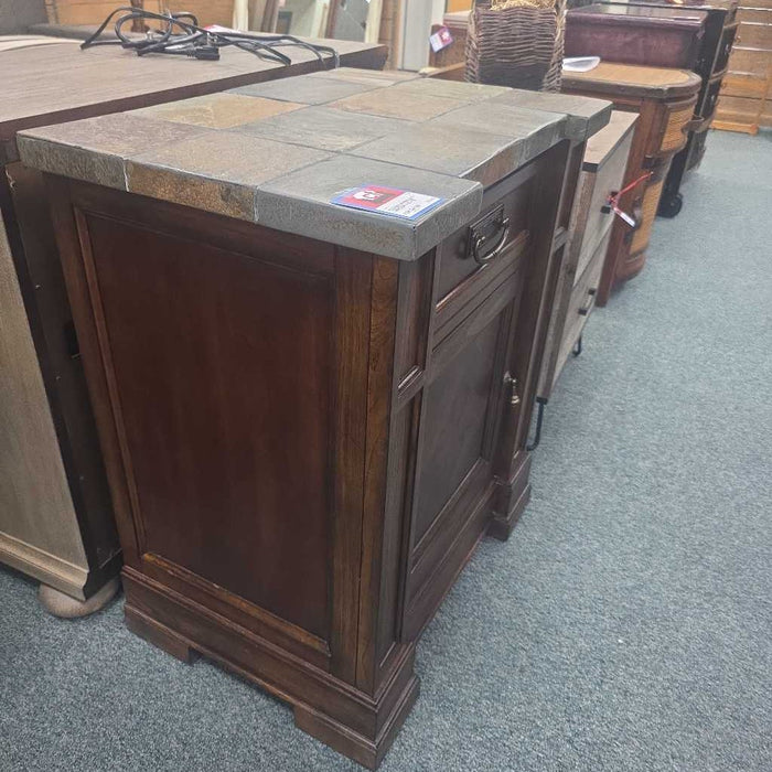 BASSETT NIGHTSTAND TB