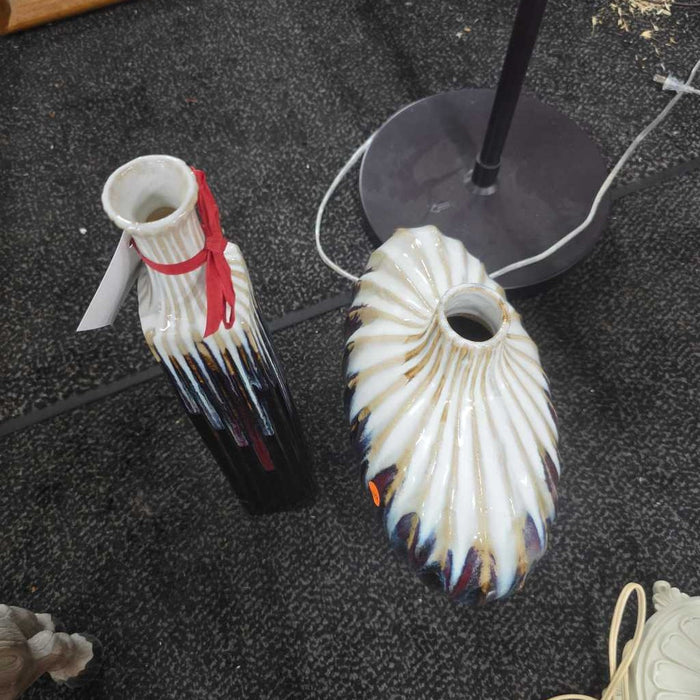 SET OF 2 VASES AT
