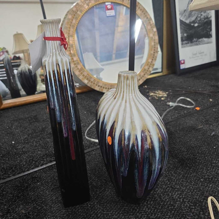 SET OF 2 VASES AT