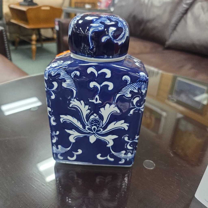BLUE AND WHITE VASE WITH LID BT