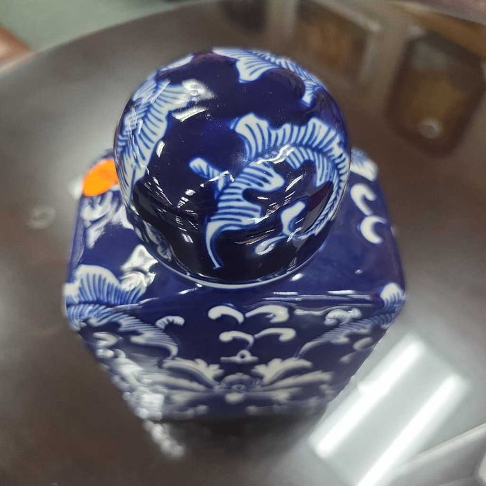 BLUE AND WHITE VASE WITH LID BT