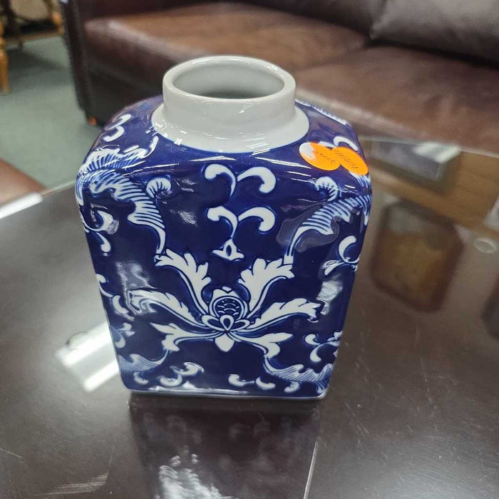 BLUE AND WHITE VASE WITH LID BT