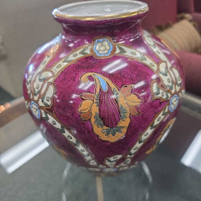 PURPLE AND WHITE VASE BA