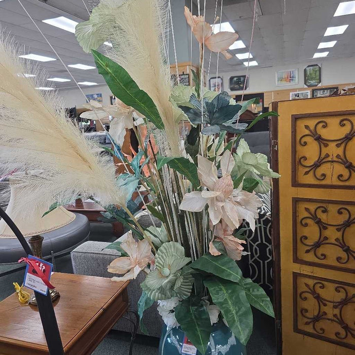 VASE WITH SILKS KL