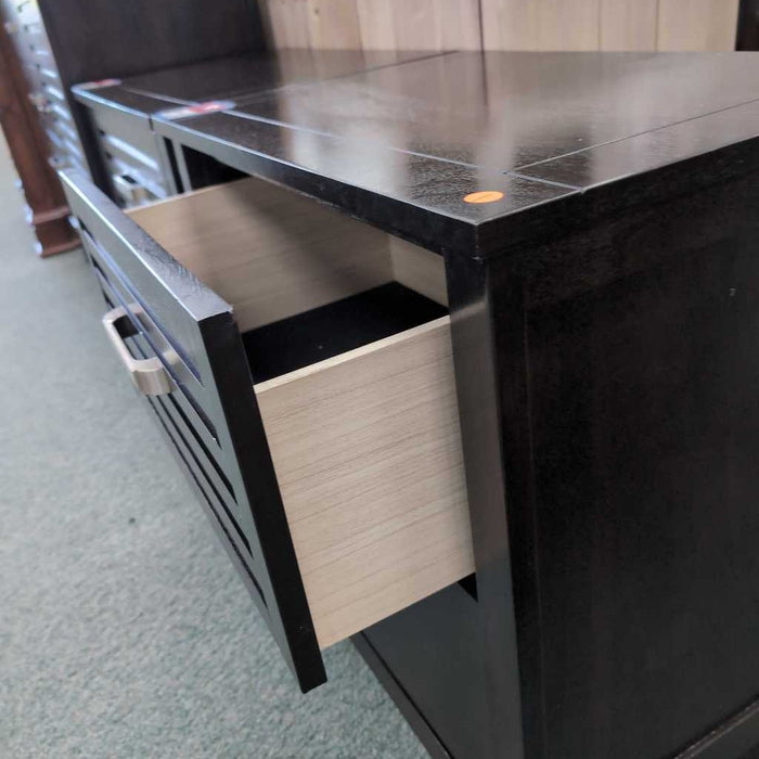 NIGHTSTAND AT