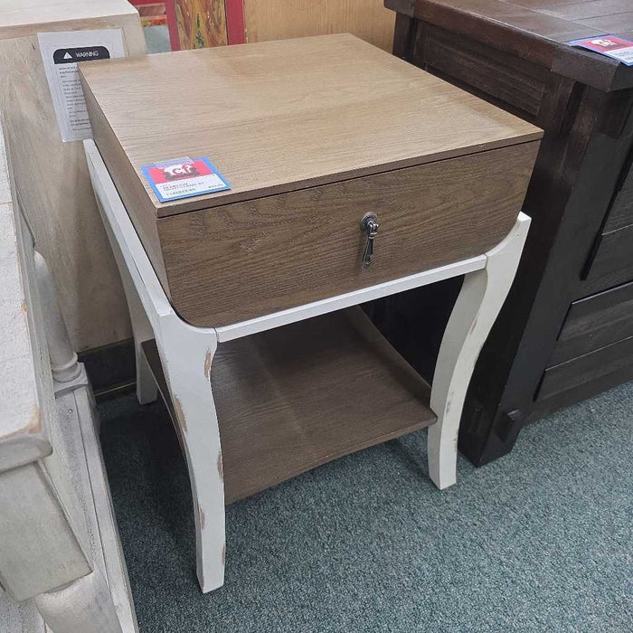 NIGHTSTAND AT
