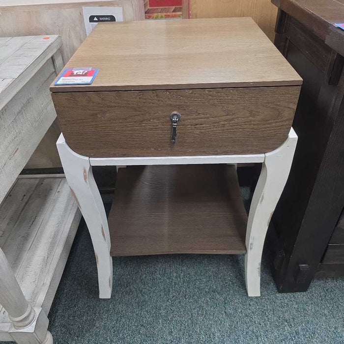 NIGHTSTAND AT