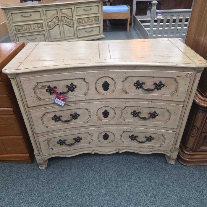 3 DRAWER WOODBRIDGE CHEST LLM