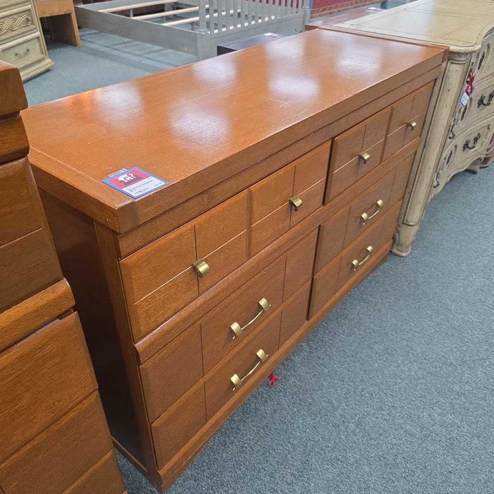 DRESSER