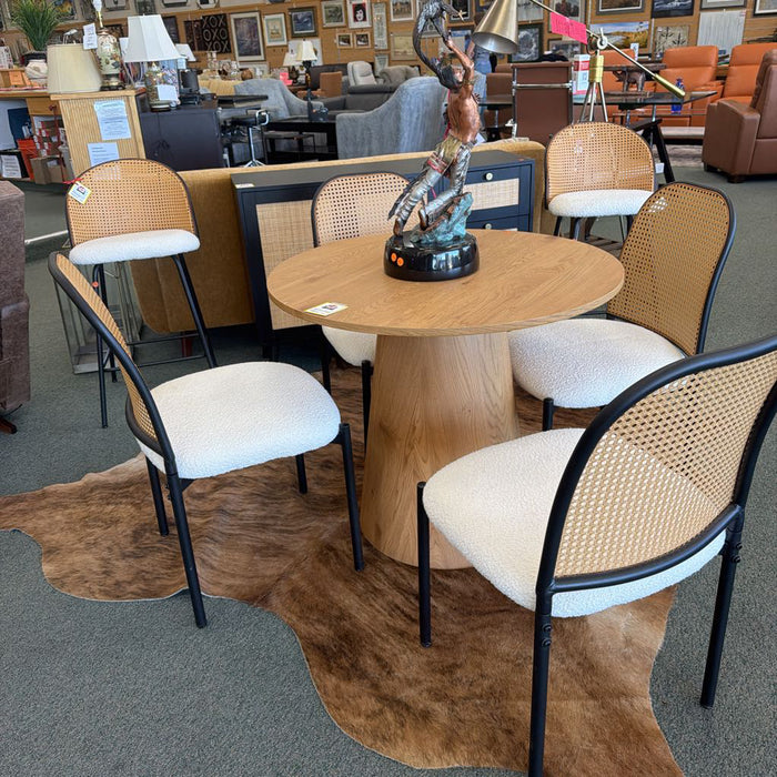 ROUND TABLE WITH 4 CHAIRS