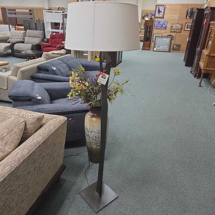 FLOOR LAMP