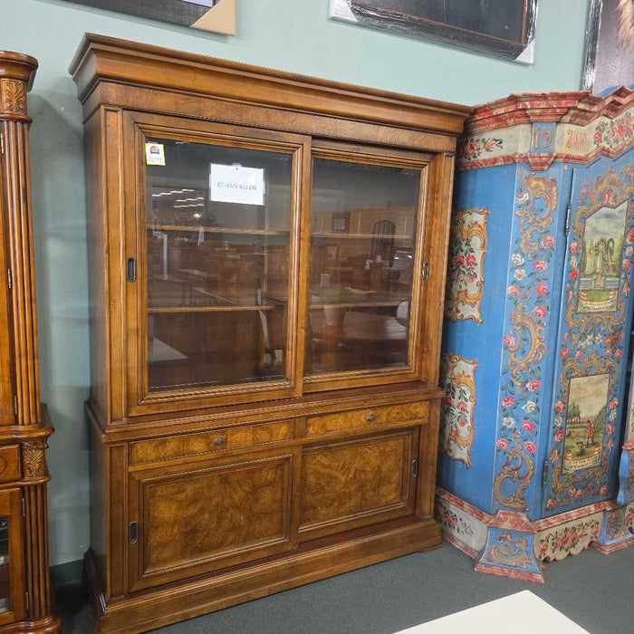 ETHAN ALLEN TOWNHOUSE CHINA HUTCH KLH