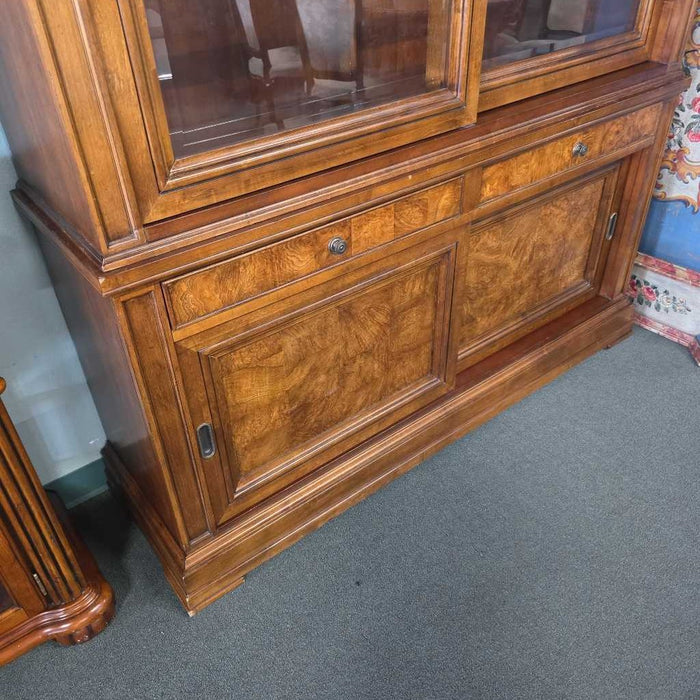 ETHAN ALLEN TOWNHOUSE CHINA HUTCH KLH