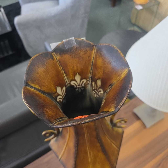 TALL METAL VASE BT