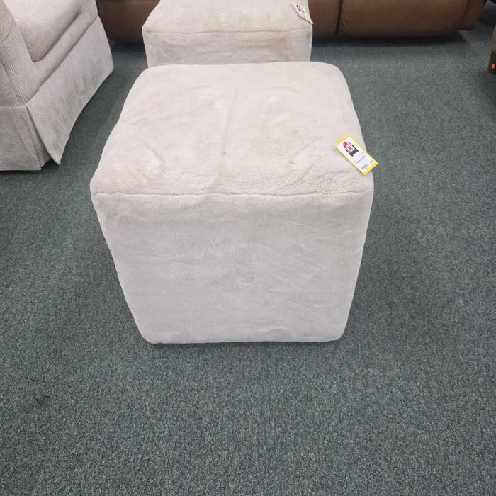 POUF AT