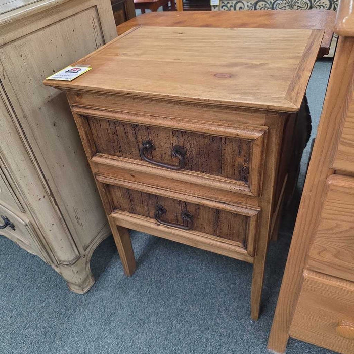 ACCENT TABLE AT