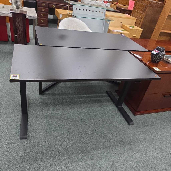 ADJUSTABLE HEIGHT DESK