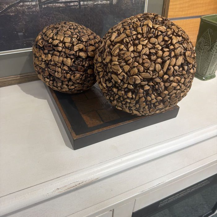 PLATE WITH 2 DECOR SPHERES BA