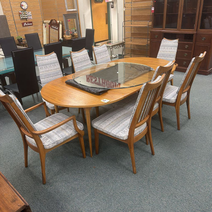 TABLE WITH 8 CHAIRS AND 3 LEAVES SKH
