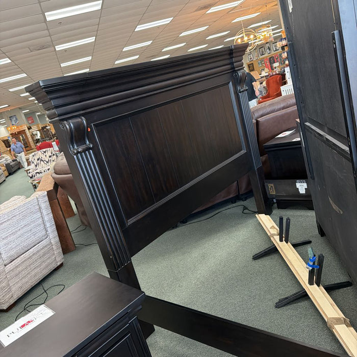 PULASKI CALDWELL KING BED KLH