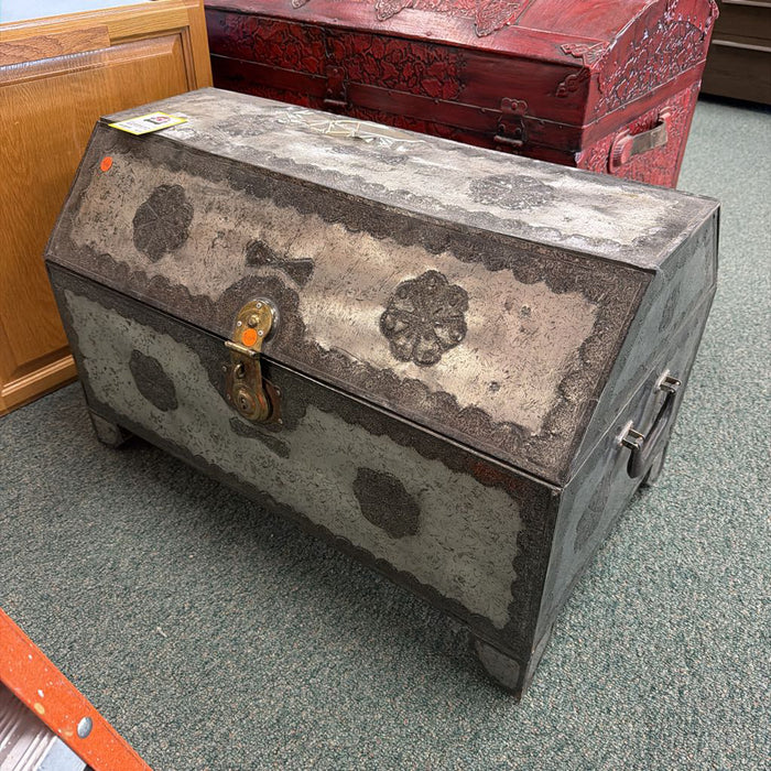 METAL TRUNK WITH KEY KL