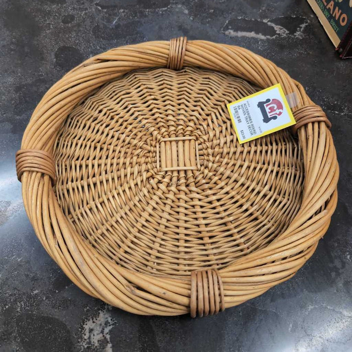 ROUND WOVEN TRAY DECOR