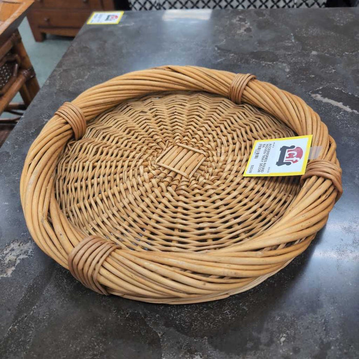 ROUND WOVEN TRAY DECOR