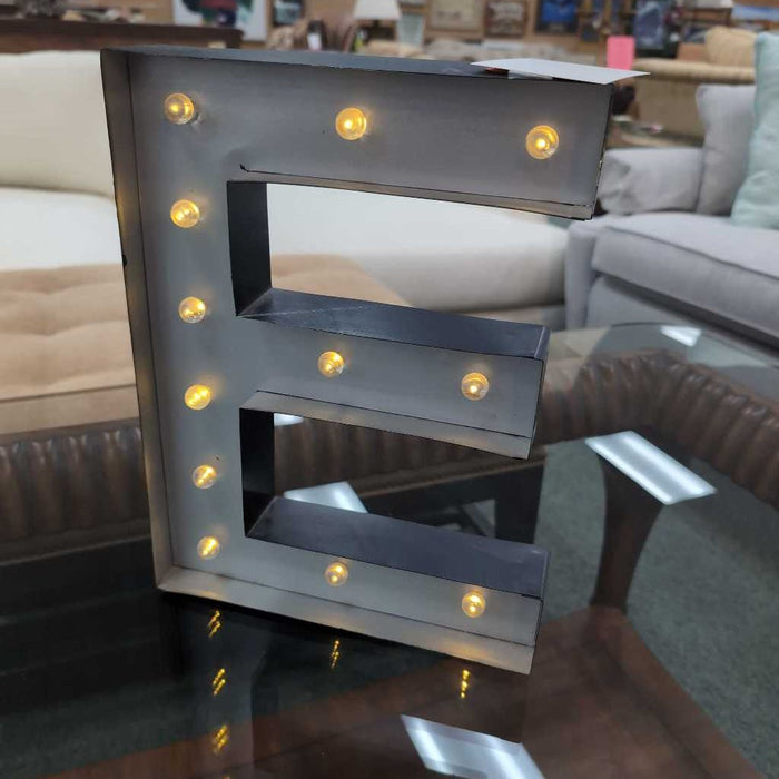 LIGHT UP E SIGN DECOR