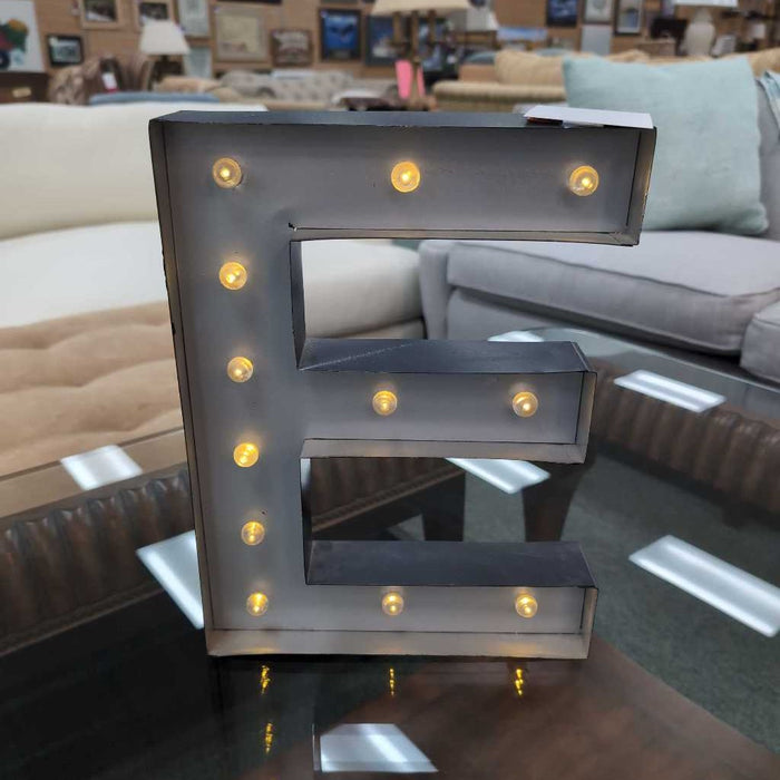 LIGHT UP E SIGN DECOR
