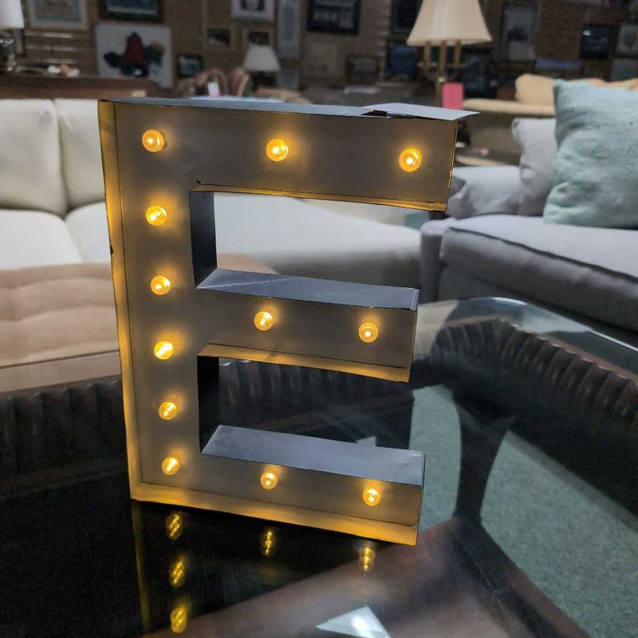 LIGHT UP E SIGN DECOR