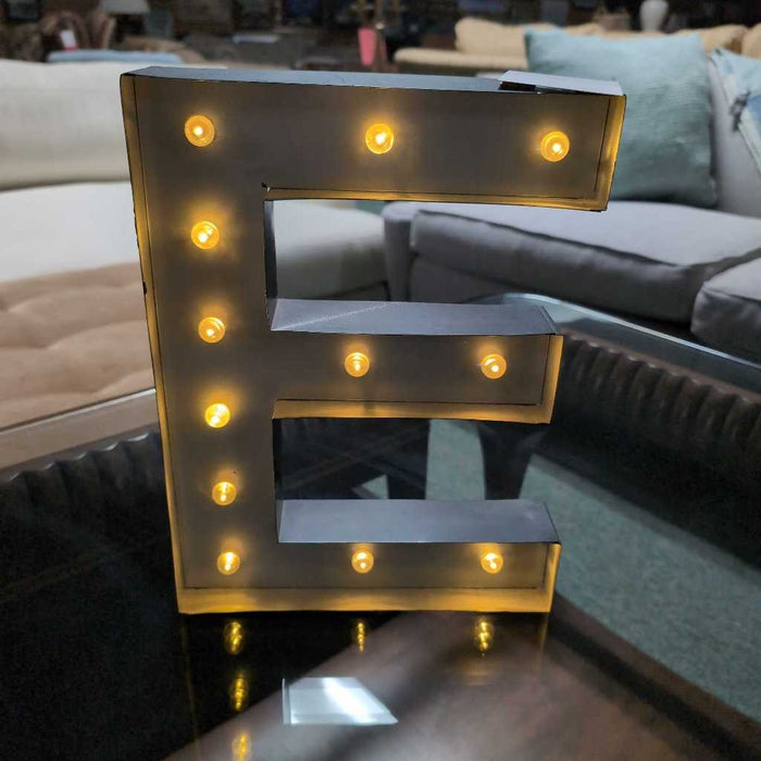 LIGHT UP E SIGN DECOR