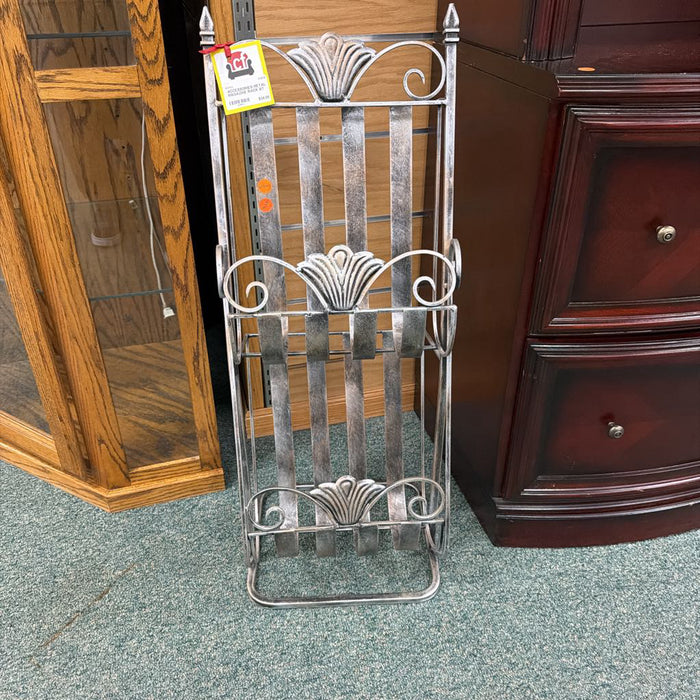 METAL MAGAZINE RACK BT