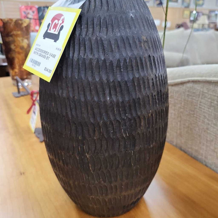 VASE WITH GRASS BT