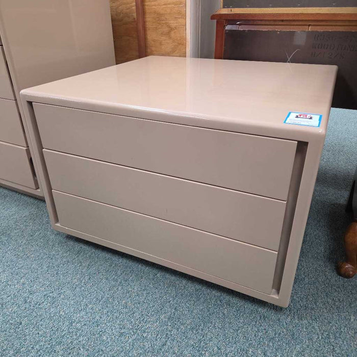 LARGE NIGHTSTAND MI