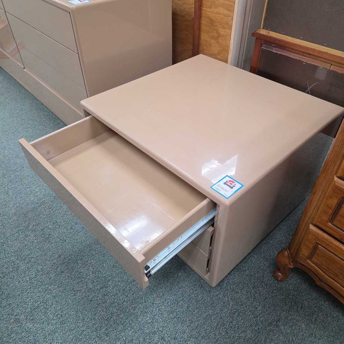 LARGE NIGHTSTAND MI