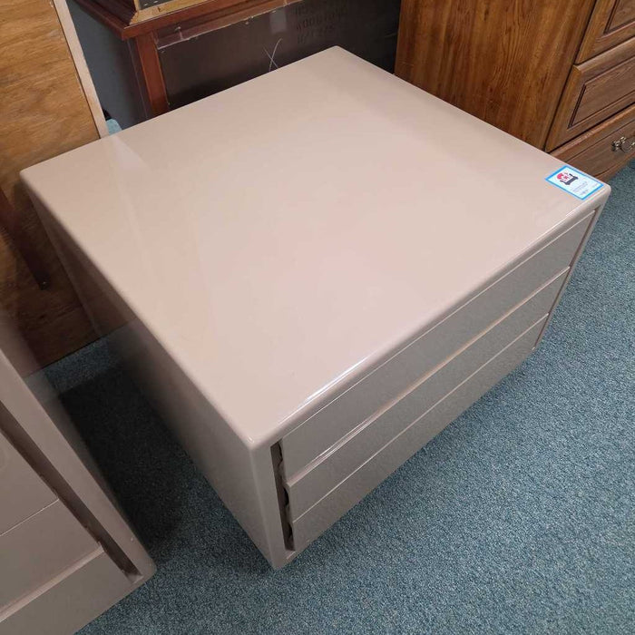 LARGE NIGHTSTAND MI