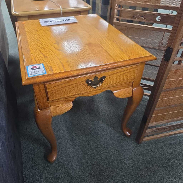 BROYHILL END TABLE AT