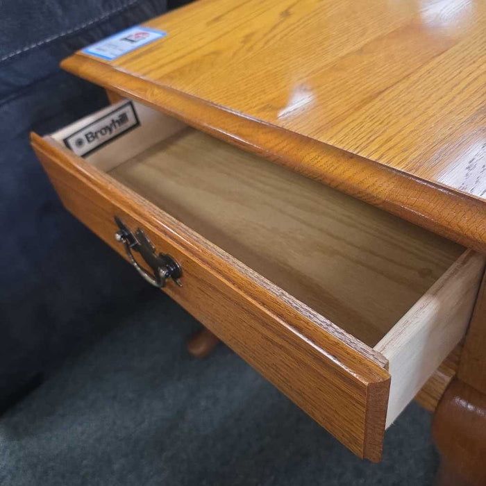 BROYHILL END TABLE AT