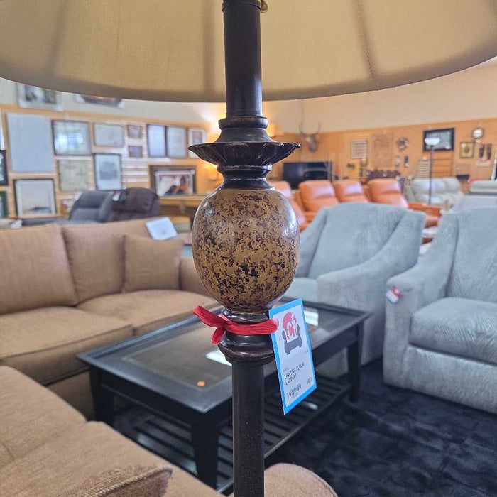 FLOOR LAMP AT