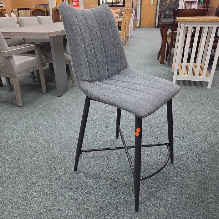 PUB TABLE WITH 4 STOOLS ATH