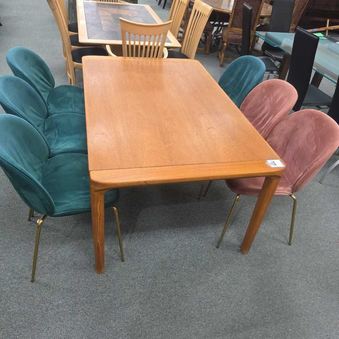 TABLE WITH 6 CHAIRS LIS