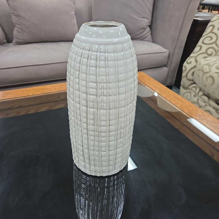 WHITE VASE BT