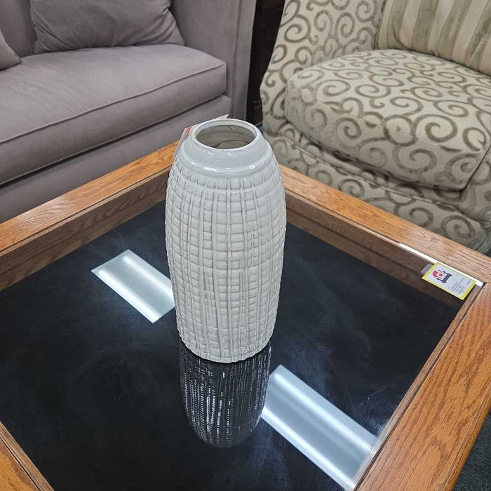 WHITE VASE BT