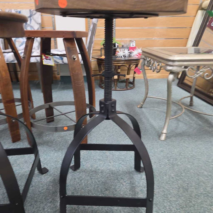 SET OF 2 STOOLS BTK
