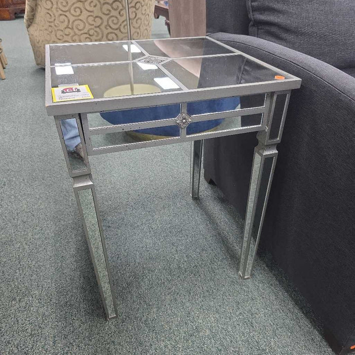 MIRRORED END TABLE BT