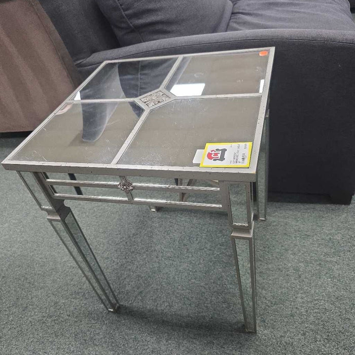MIRRORED END TABLE BT