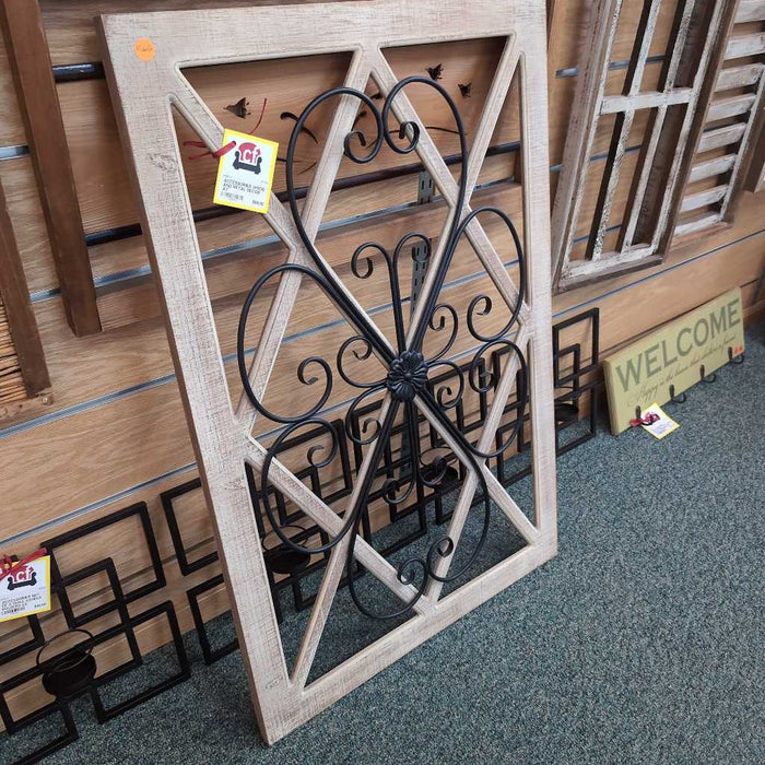 WOOD AND METAL DECOR AT