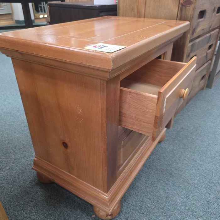 NIGHTSTAND AT