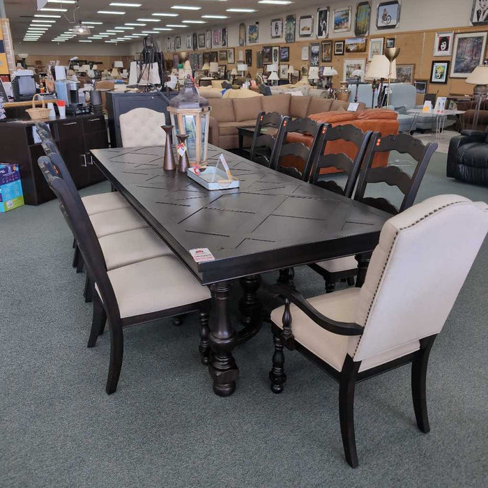 PULASKI CALDWELL TABLE WITH 10 CHAIRS AND 2 LEAVES MIH