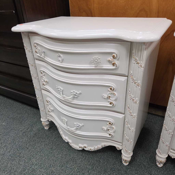 WHITE NIGHTSTAND AT
